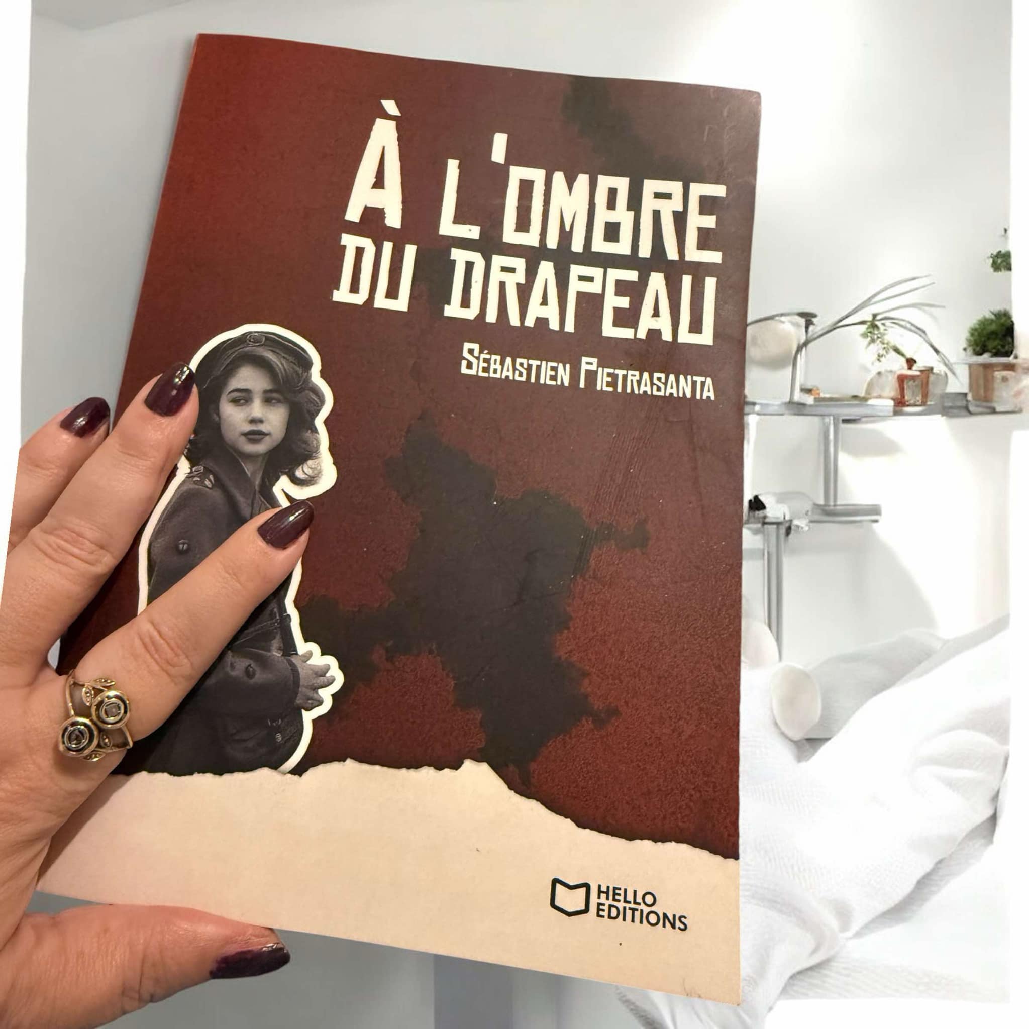 A l&rsquo;ombre du drapeau / Sébastien Petrasanta / Hello éditions